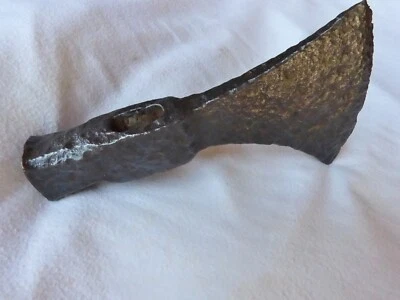 Outil ancien fer de hache ancienne fer forgé très belle patine de rouille - Photo 1/4