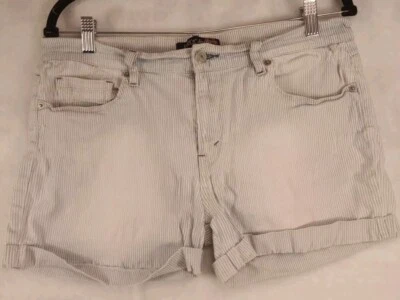 Pantalones cortos Levi’s para mujer 11 blancos a rayas con puños Foto 1 de 4