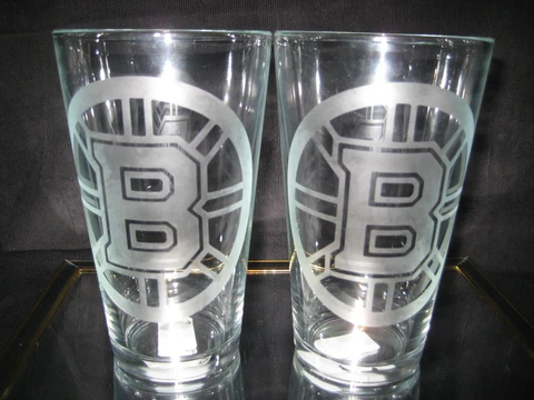 BOSTON BRUINS LOGO ETCHED 16 oz PINT GLASSES NEW Cover