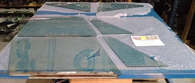 A full set of side glass , green tinted for Porsche 911/912/964 1968-94 coupe - Image 1 of 4