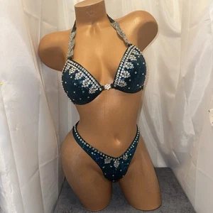 NPC competizione FIGURINA posa tuta smeraldo ologramma 32B fondo piccolo - Foto 1 di 3