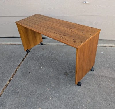 Mesa de escritório vintage dinamarquesa moderna madeira teca rolante meados do século F49 - Imagem 1 de 4