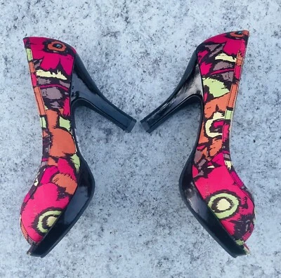 BOMBAS DE TACÓN DE AGUJA MULTICOLOR ROSA FLORAL NIÑA LOCA ¡SÚPER LINDAS SUAVEMENTE USADAS!  7,5 Foto 1 de 4