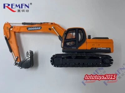 DOOSAN 1/40 Scale Excavator DX225LCA Diecast Construction Truck Vehicle Toy - Image 1 of 4