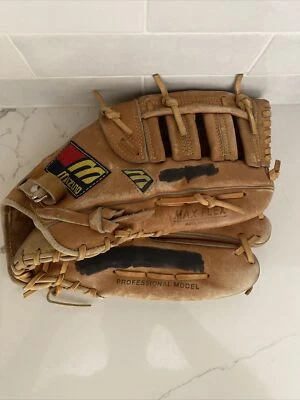 Mizuno MT2072 Lite-Flex Professional Model Crest E-Z Pocket Pro-Close  - Image 1 of 4