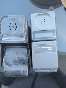 Vtg. Motorola 1997 Flip Cellphone Model - Untested w/case - Picture 1 of 4