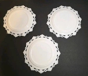 3 Westmoreland weiße Spitze Netz Milch Glas RING UND BLÜTENBLATT 8" Teller Posten EUC - Bild 1 von 10