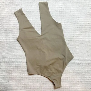 FREE PEOPLE INTIMATE hellbraun/nude Keep It Sleek Body tiefer V-Ausschnitt S NEU - Bild 1 von 6