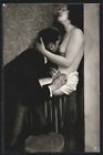 Foto-AK Mann küsst eine halbnackte Frau zwischen die Brüste Akt 