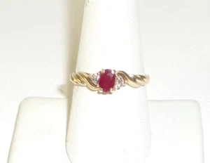 Anillo vintage de oro amarillo de 10 k con detalles de diamantes y rubíes ovalados de 0,50 quilates talla 8,75 - Imagen 1 de 2