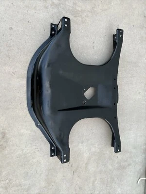 Mazda B2500 1998-2006. Soporte de neumático de repuesto subchasis trasero solo chasis genuino OEM Foto 1 de 4
