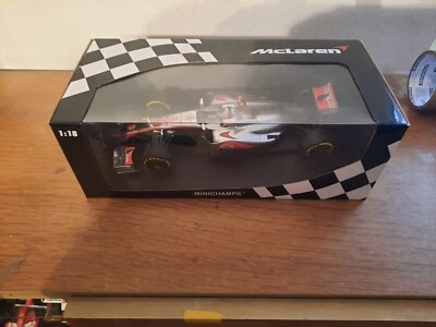 Modellauto VODAFONE MCLAREN MERCEDES MP4-27  aus den Jahr 2012 in 1:18 - Bild 1 von 3