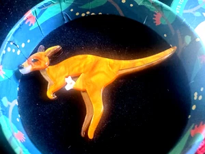 ERSTWILDER AUSTRALIANA JOY THE KANGAROO RESIN ROOCH - RETIRED - Picture 1 of 5
