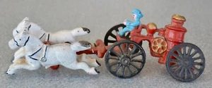 VINTAGE CAST IRON FIRE ENGINE / 1 rear wheel missing - Picture 1 of 4