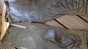 Speckig eingetragene olivgrüne Kniebundlederhose - Bild 1 von 9