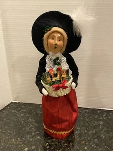 Byers Choice Caroler Woman Gift Basket Special Edit Crabtree and Evelyn 1996 - Picture 1 of 8