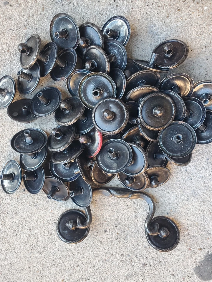 Lote de 56 placas traseiras antigas de móveis de borda de corda de metal ilhós postes LEIA - Imagem 1 de 4