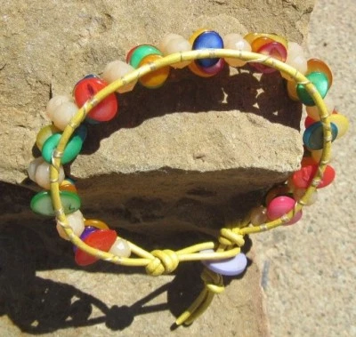 CRYSTAL AND SHELL BRACELET PEACH CRYSTALS AND RAINBOW DYED SHELL VTG BUTTON - Image 1 of 4