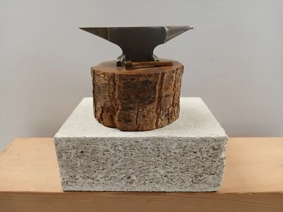 ancienne petite enclume laiton chromé mat sur billot en chêne - Photo 1/4