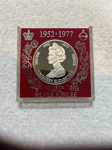 1977 QUEEN ELIZABETH II SILVER JUBILEE COMMEMORATIVE COIN SM BOX B - Picture 1 of 5
