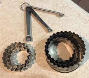 Utensilios de cocina vintage cortadores de galletas cortadores de pastelería y cucharas medidoras de metal - Imagen 1 de 8