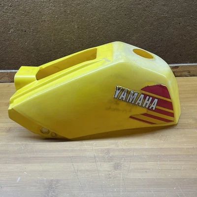 Yamaha OEM 1983-1985 Tri-Moto YTM 200 200E cubierta de tanque amarillo 21V-21711-00-00 Foto 1 de 4