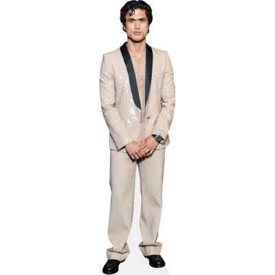 Charles Melton (Beige Suit) tamano natural - Imagen 1 de 4