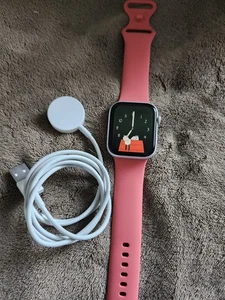 Apple iWatch series 5 44mm Great Condition Silver - Photo 1 sur 15