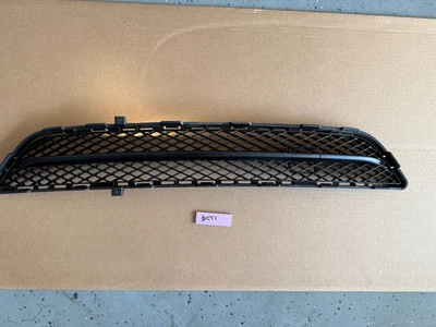 Infiniti G37 G25 2010-2013 sedán de 4 puertas parachoques delantero rejilla inferior de plástico #551 Foto 1 de 4