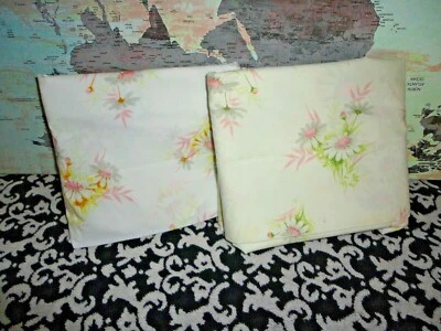 VINTAGE SPRINGMAID FRESH DAISIES PINK GREEN GRAY FLORAL (2) FULL FLAT SHEETS  - Image 1 of 4