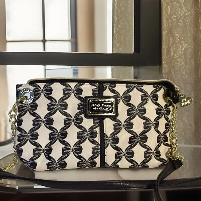 Bolso Bandolera Betsey Johnson Blanco con Lazos Negros~Labios Púrpura Forro Satinado~ Foto 1 de 4