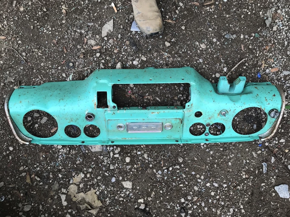 Bisel de panel de ajuste de radio de tablero Plymouth Savoy 56  Foto 1 de 2