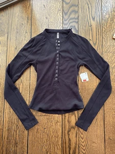 FP Movement Damen Kick Off Solid Layer Henley Gr. Medium Neu Schwarz - Bild 1 von 6
