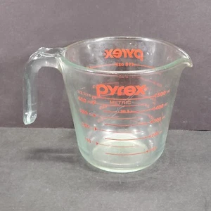 Taza Medidora PYREX 2 Tazas 1/2 Litro Mango J Letras Rojas De Colección - Imagen 1 de 8