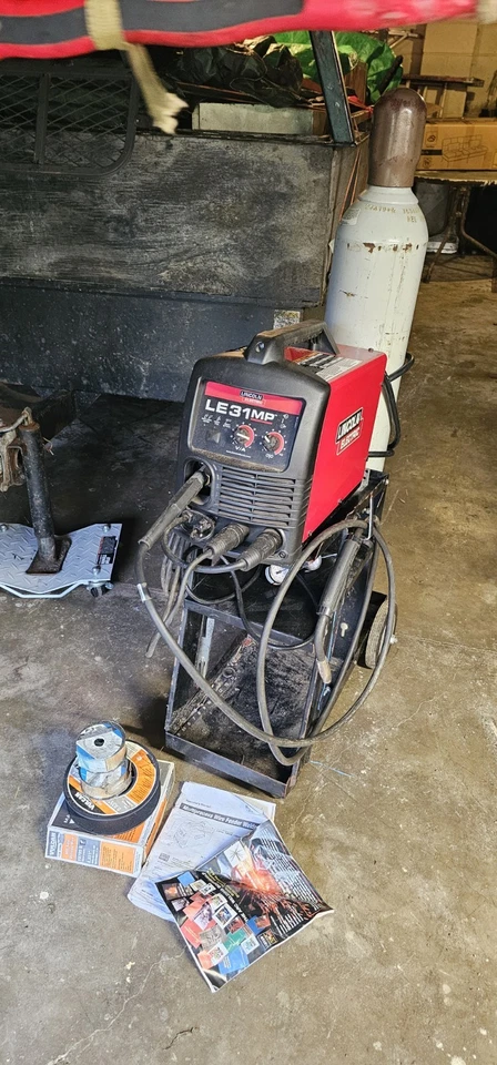 Soldador multiproceso Lincoln Electric LE31MP negro/rojo Foto 1 de 1