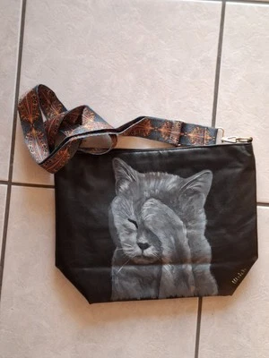 Umhängetasche handbemalt Katze, veganes Leder (PU) Schwarz, Unikat Crossbag  - Bild 1 von 4