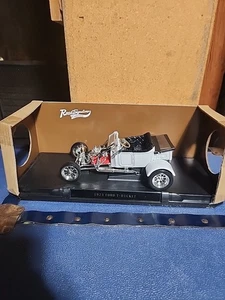 Road Signature Seried 1923 Ford T-Bucket weiß Maßstab 1:18 Diecast - Bild 1 von 5