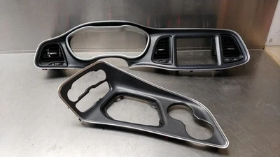 Dodge Challenger 2015-2023 OEM malla agitada velocímetro y biseles de ajuste de palanca de cambios Foto 1 de 4