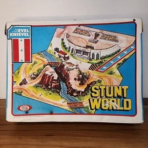 Caja de juguetes desplegable vintage 1975 Ideal Evel Knievel Stunt World sin juguetes ver descripción - Imagen 1 de 23