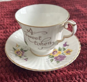 ROYAL WINDSOR "A Sweet Token" Teetasse & Untertasse lila gelb Blumen Stiefmütterchen - Bild 1 von 6