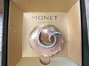 PIN CIRCULAR MONET CEPILLADO DORADO Y PEDRERÍA EN CAJA ORIGINAL - Imagen 1 de 4