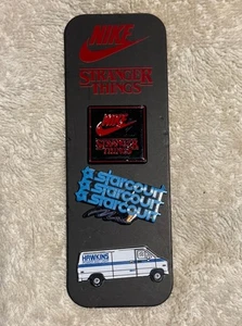 Set 3 spille da bavero Nike Stranger Things Hawkins Power & Light Starcourt Mall - Foto 1 di 2