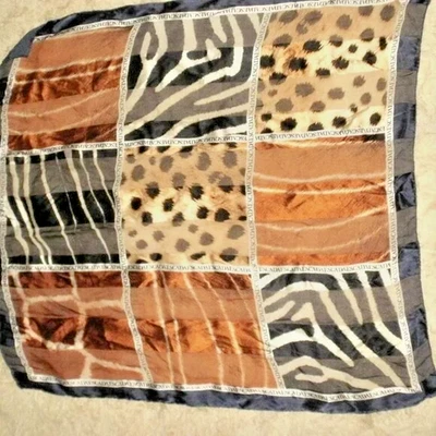 ESCADA BUFANDA DE SEDA ESTAMPADO ANIMAL 34" Azul Marino Oscuro Bordes Enrollados Preciosa ¡Excelente! Foto 1 de 4