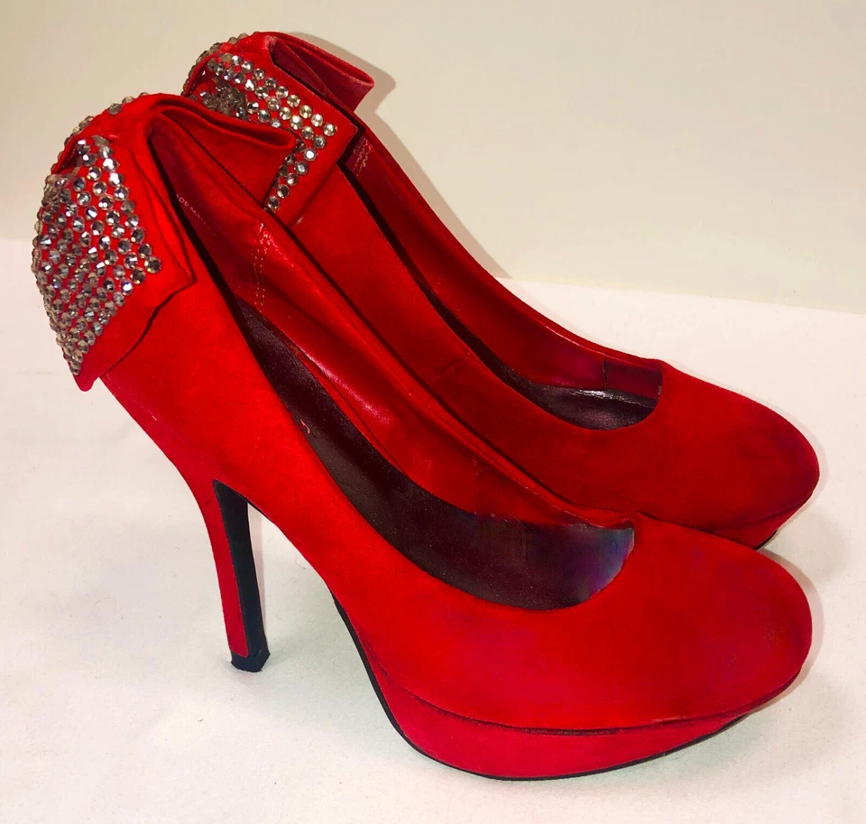 Tacones de plataforma de aguja con lazo de diamantes de imitación de gamuza rojos de JUST FAB talla 6 1/2 Foto 1 de 4