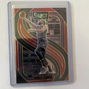 2024-25 Select Domantas Sabonis Premier Red Prizm #135/199 Kings - Foto 1 di 2