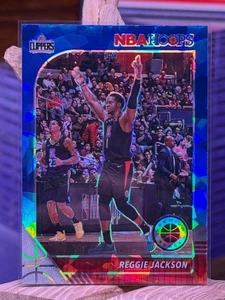 2019-2020 Hoops Reggie Jackson #57 Blue Cracked Ice Clippers - Bild 1 von 2