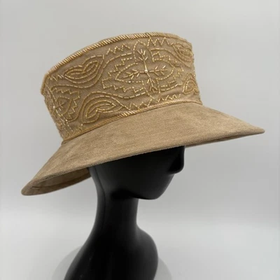Sombrero para mujer Whittall & Shon beige elegante ala de fiesta corona alta gamuza con cuentas de colección Foto 1 de 4