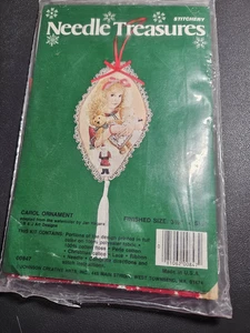 Stitchery Nadel Schätze Carol Ornament Kit 3,5 x 5,5 Zoll Neu Versiegelt Vintage - Bild 1 von 3