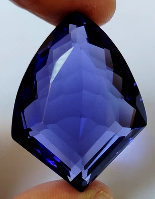 AAA+ Amatista púrpura grande 99,50 quilates Piedra preciosa suelta de corte elegante para anillo y colgante Foto 1 de 4