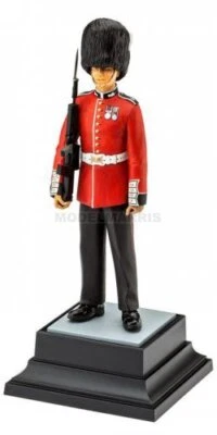 Revell 02800 1/16 Queen's Guard - Image 1 of 4